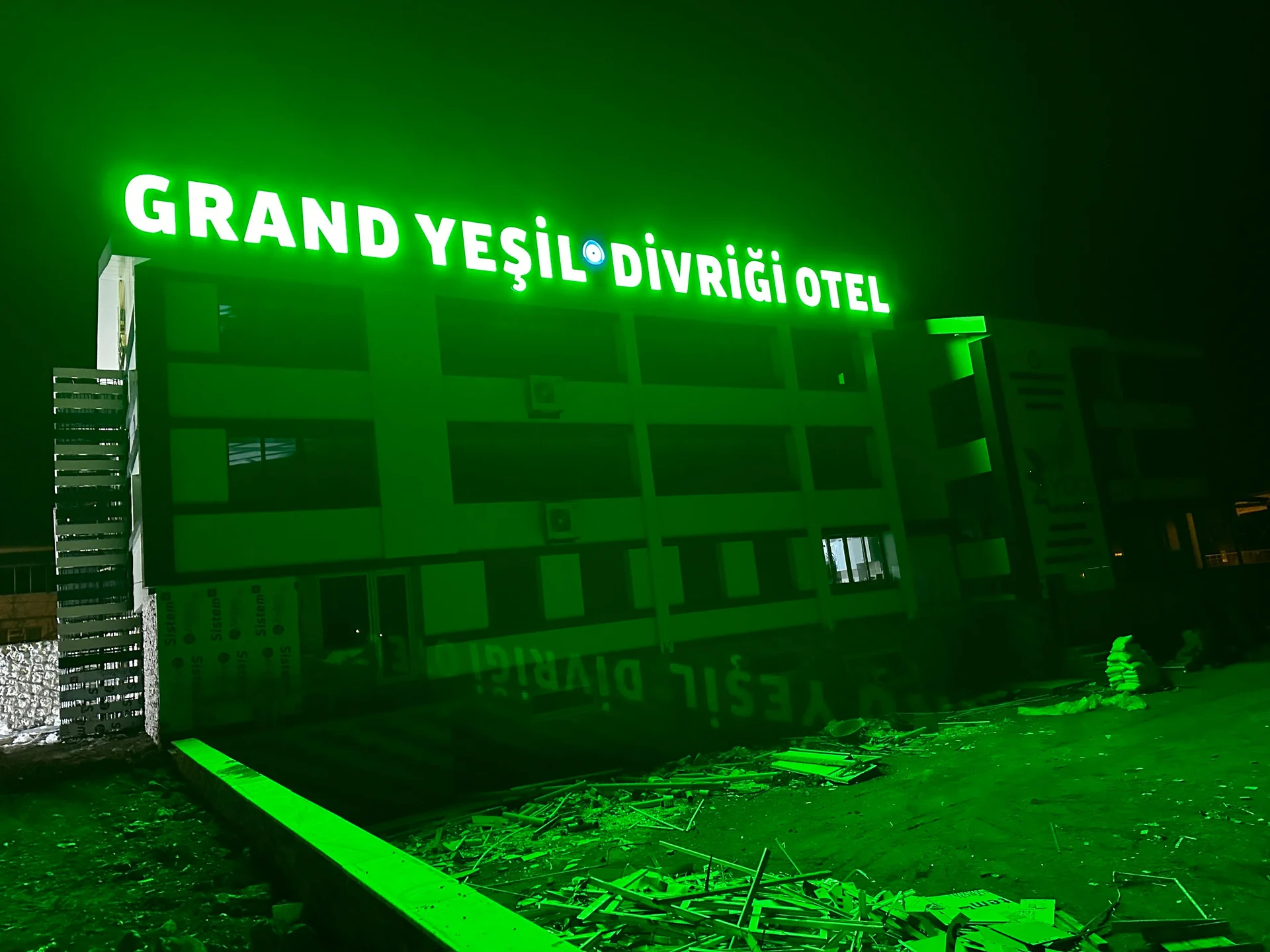 Büyük Ebat Otel Çatı Tabelası ve Işıklandırma